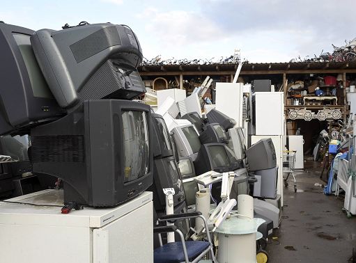 Rifiuti, Ue avvia infrazione contro Italia su direttiva discariche