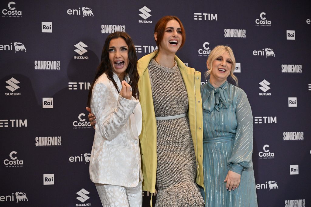 Sanremo, ecco l’ordine di uscita dei cantanti in gara nella terza serata (con tre co-conduttrici)