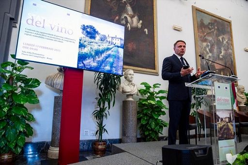 Lollobrigida: contrastare tentativi criminalizzazione vino