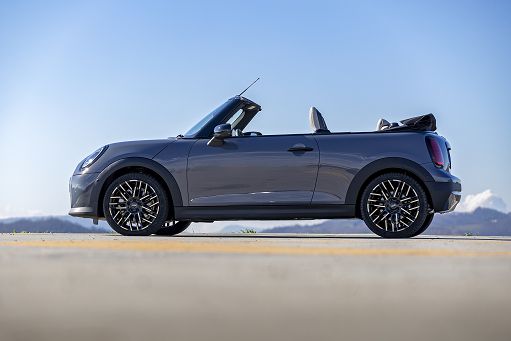 Mini Cooper Cabrio, si rinnova con più tecnologia ma senza l’elettrico