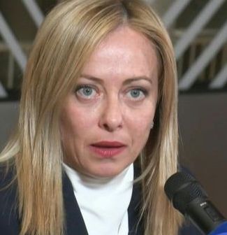 Saluto nazista Bannon imbarazza, Meloni riflette su intervento a Cpac