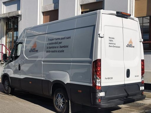 Milano Ristorazione: dal 2026 elettrici 80% mezzi per consegna pasti scuole