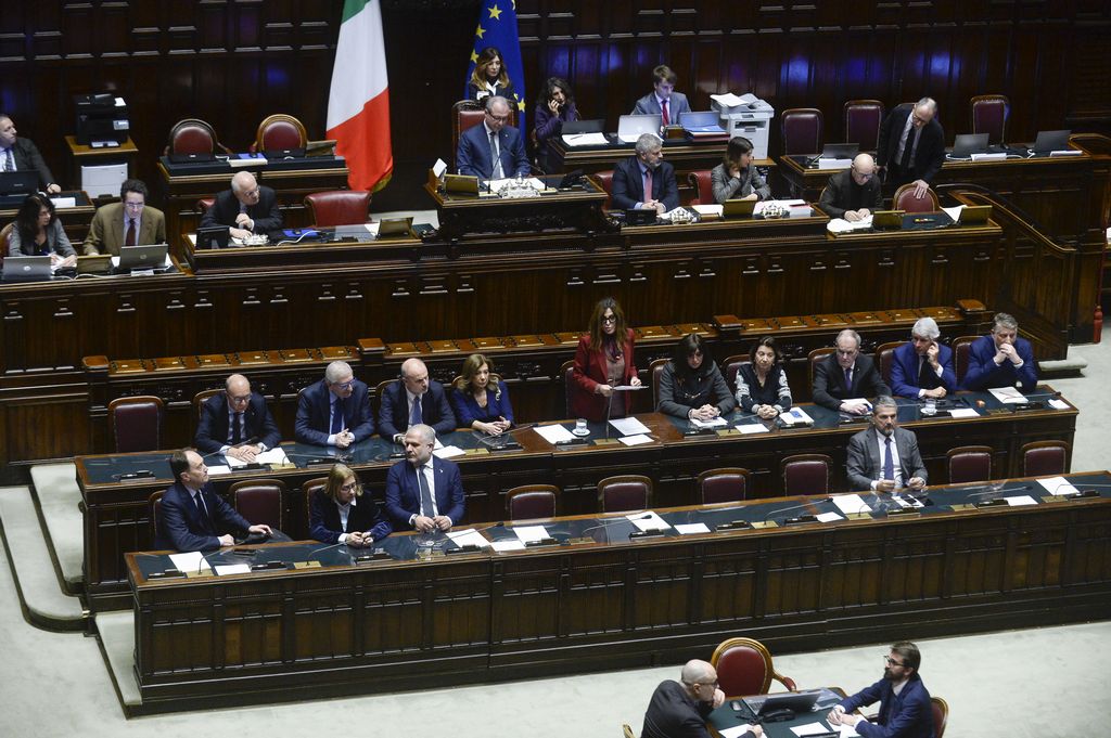 Santanché si difende (borse comprese). Apre a dimissioni: ma decido io