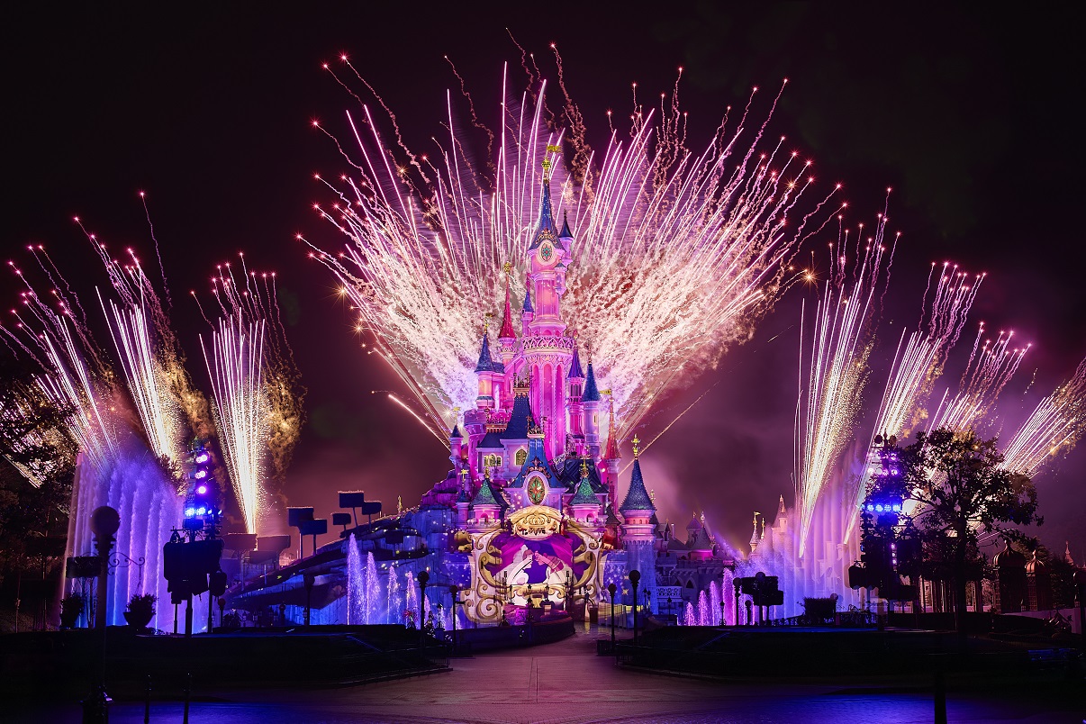 Disneyland Paris si illumina con “Tales of magic”. Un nuovo spettacolo tra luci, musica ed emozioni