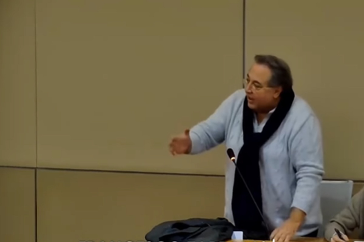 “Attenzione c’è un virus”, la battuta e le accuse di omofobia al consigliere: polemica a Siracusa