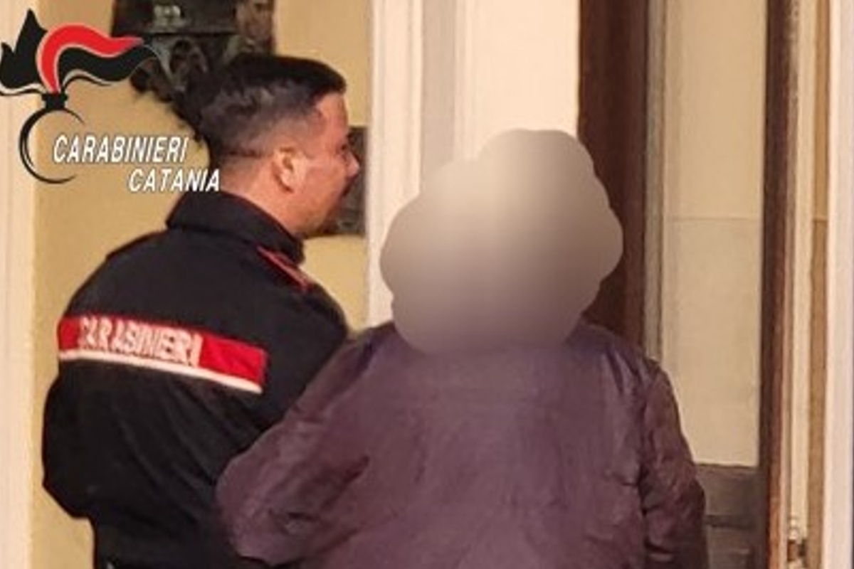 Aggredita con una pinza, notte di terrore per una donna a Catania: arrestato il compagno