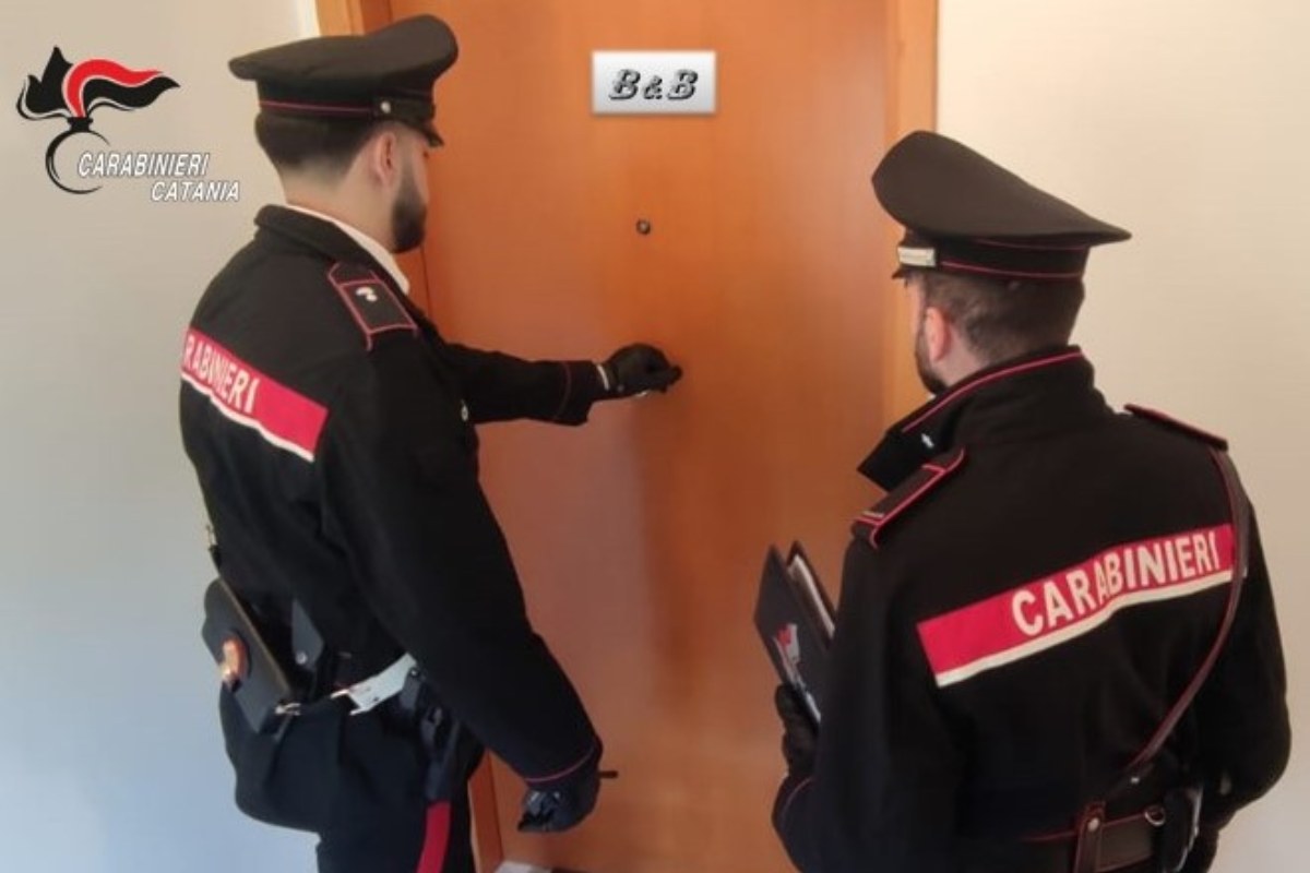 Maletto, truffatore si nasconde in un B&B per fuggire dall’arresto: trovato dai Carabinieri