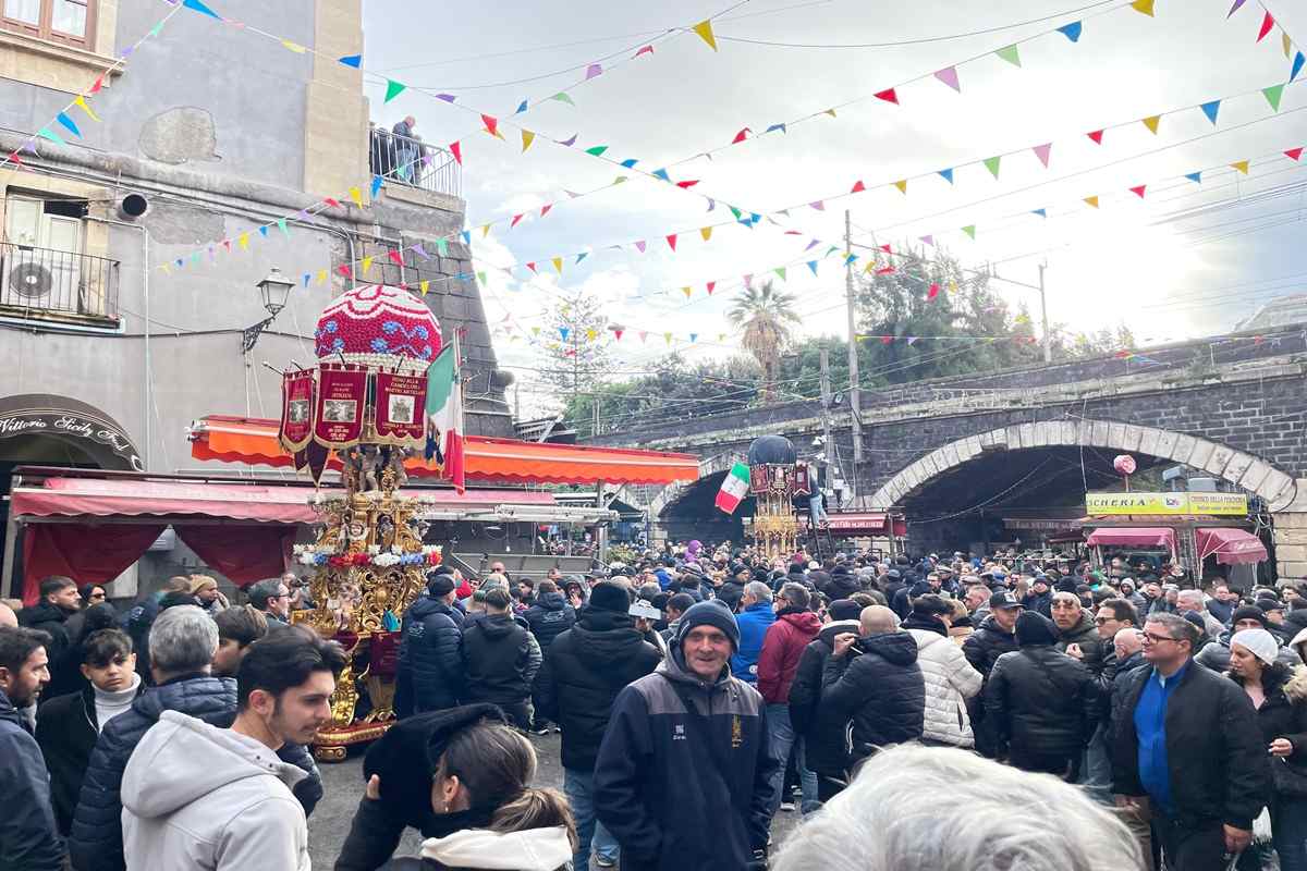 Candelore in giro nei pressi della pescheria - QdS