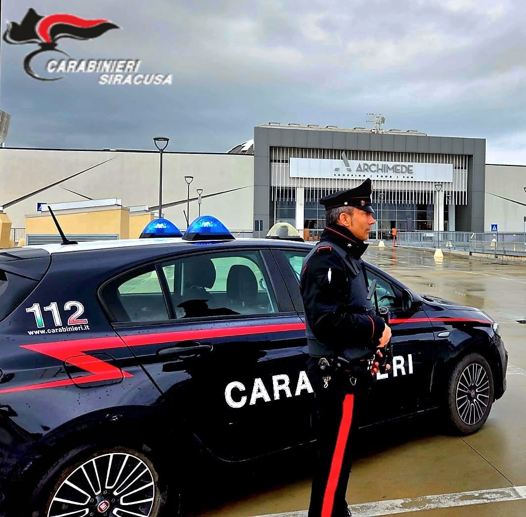 Siracusa, 18enne ruba 10 bottiglie di champagne al centro commerciale: arrestato