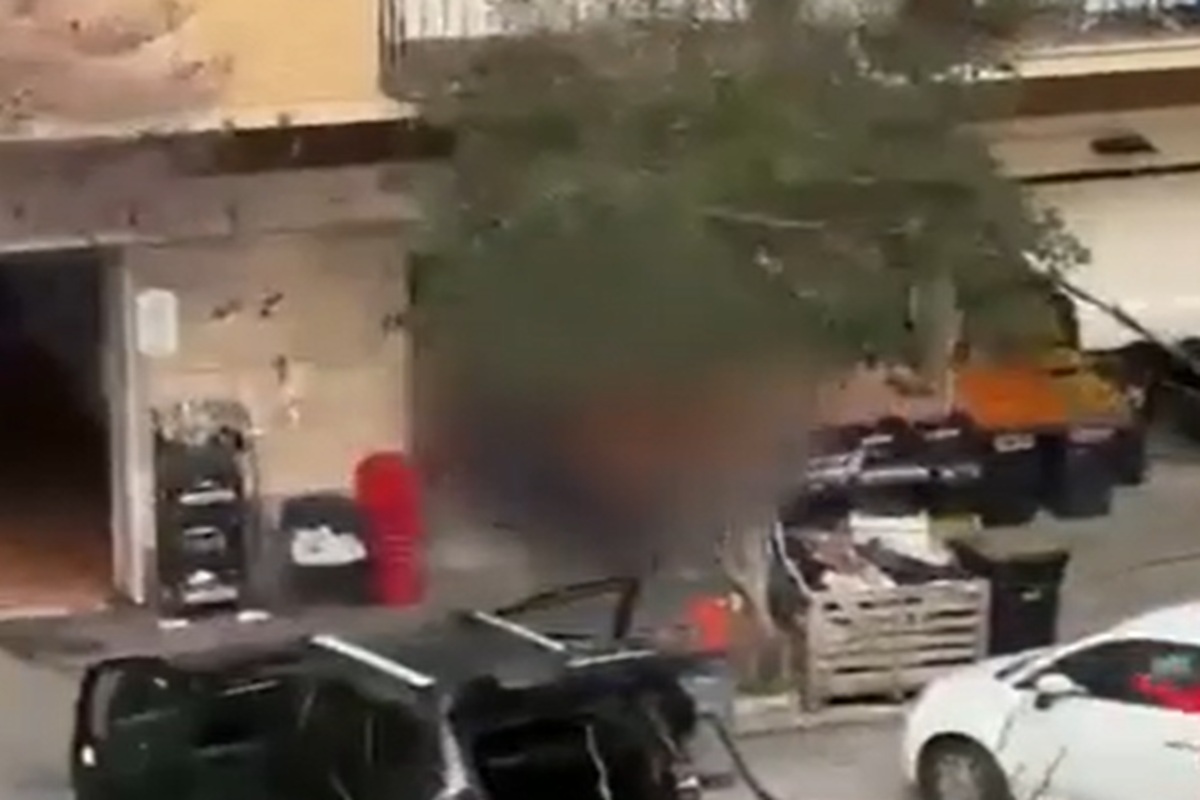 VIDEO | Corre per strada armato di coltello e confuso, panico in città: intervengono i carabinieri