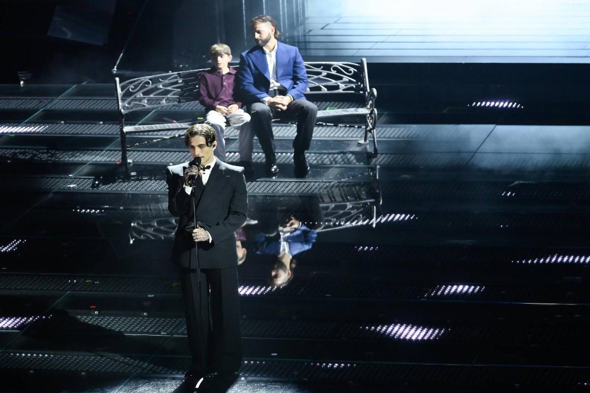 Il tributo a Lucio Dalla commuove l’Ariston: Damiano David a Sanremo 2025 con “Felicità”