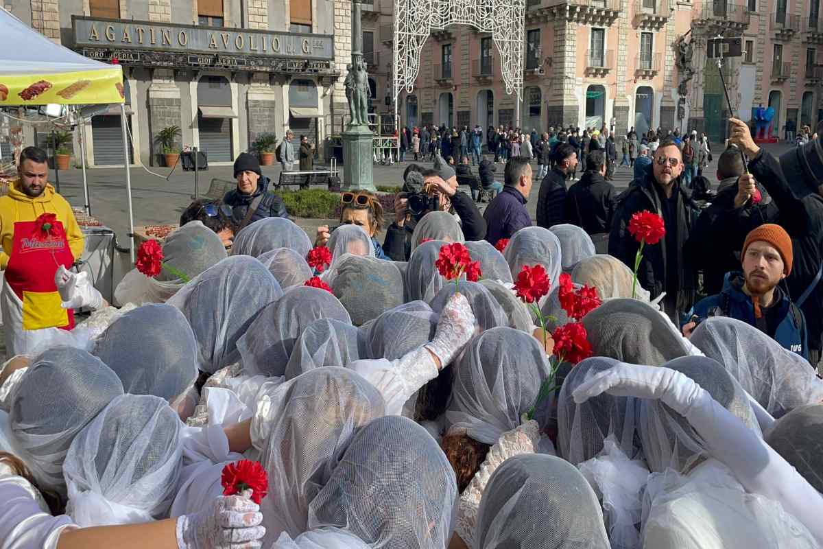 Folla a Catania in attesa della Carrozza del Senato - QdS