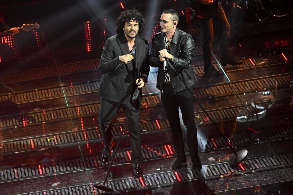 Bacio imprevisto a Sanremo 2025, la coppia Kekko-Renga: “Quanti punti sono?”