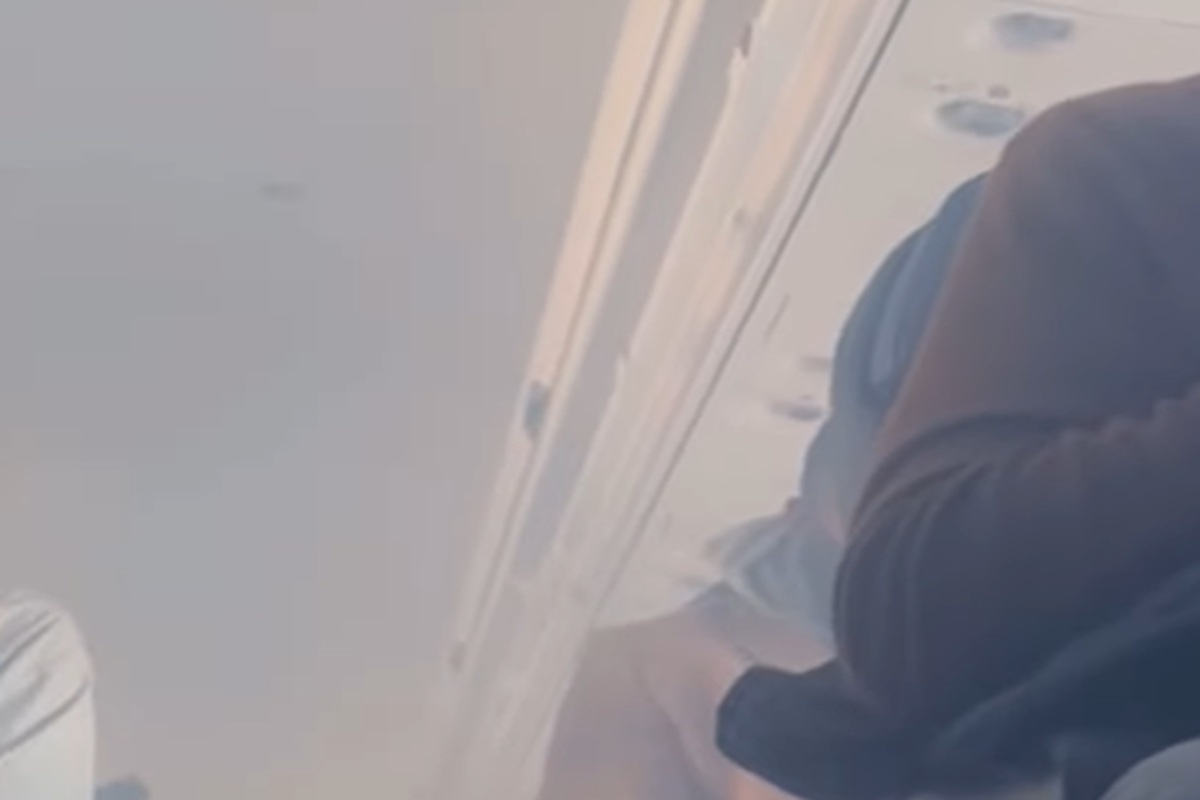 VIDEO | Paura sull’aereo, il fumo invade la cabina: atterraggio d’emergenza negli USA