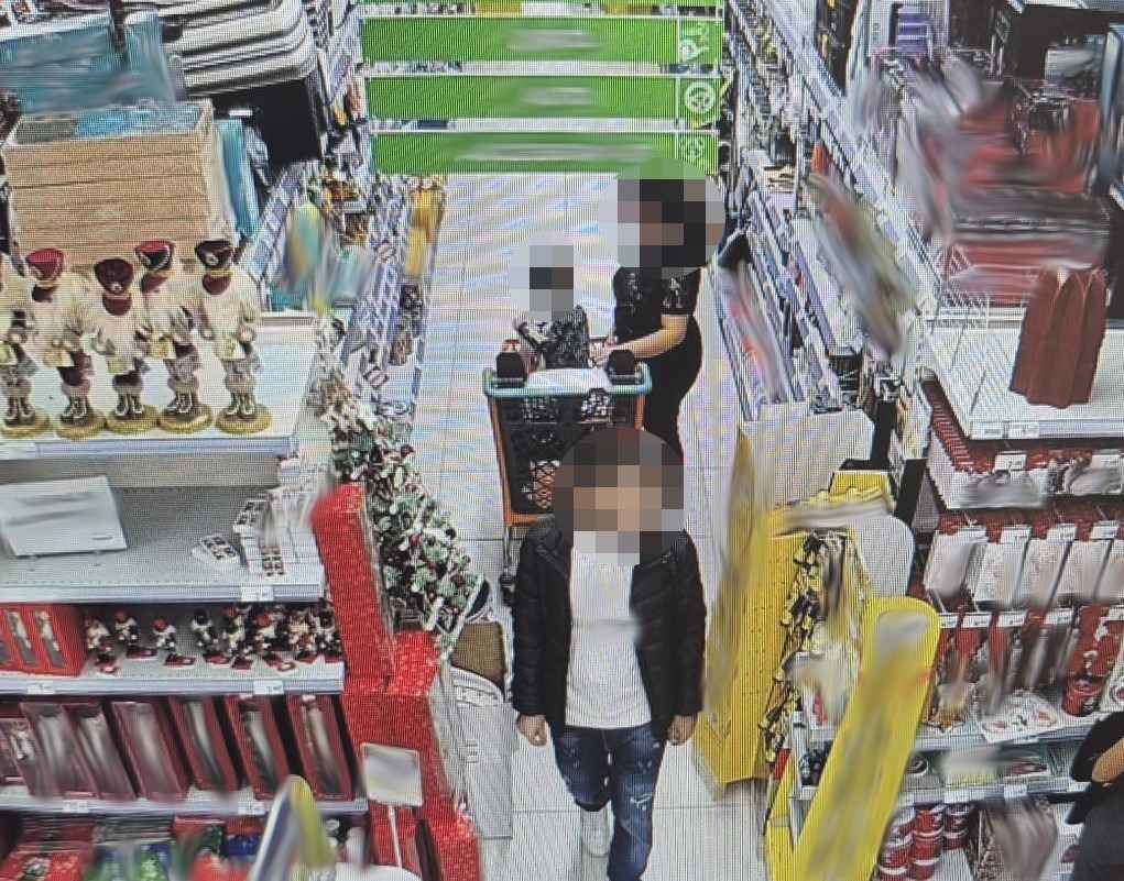 Saccheggiano negozio di casalinghi: tra i ladri anche mamma e figlio con un bimbo di 3 anni