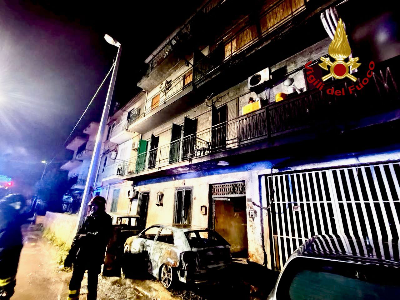 FOTO | Paura a Palermo, a fuoco due auto: 15 intossicati, c’è anche una neonata