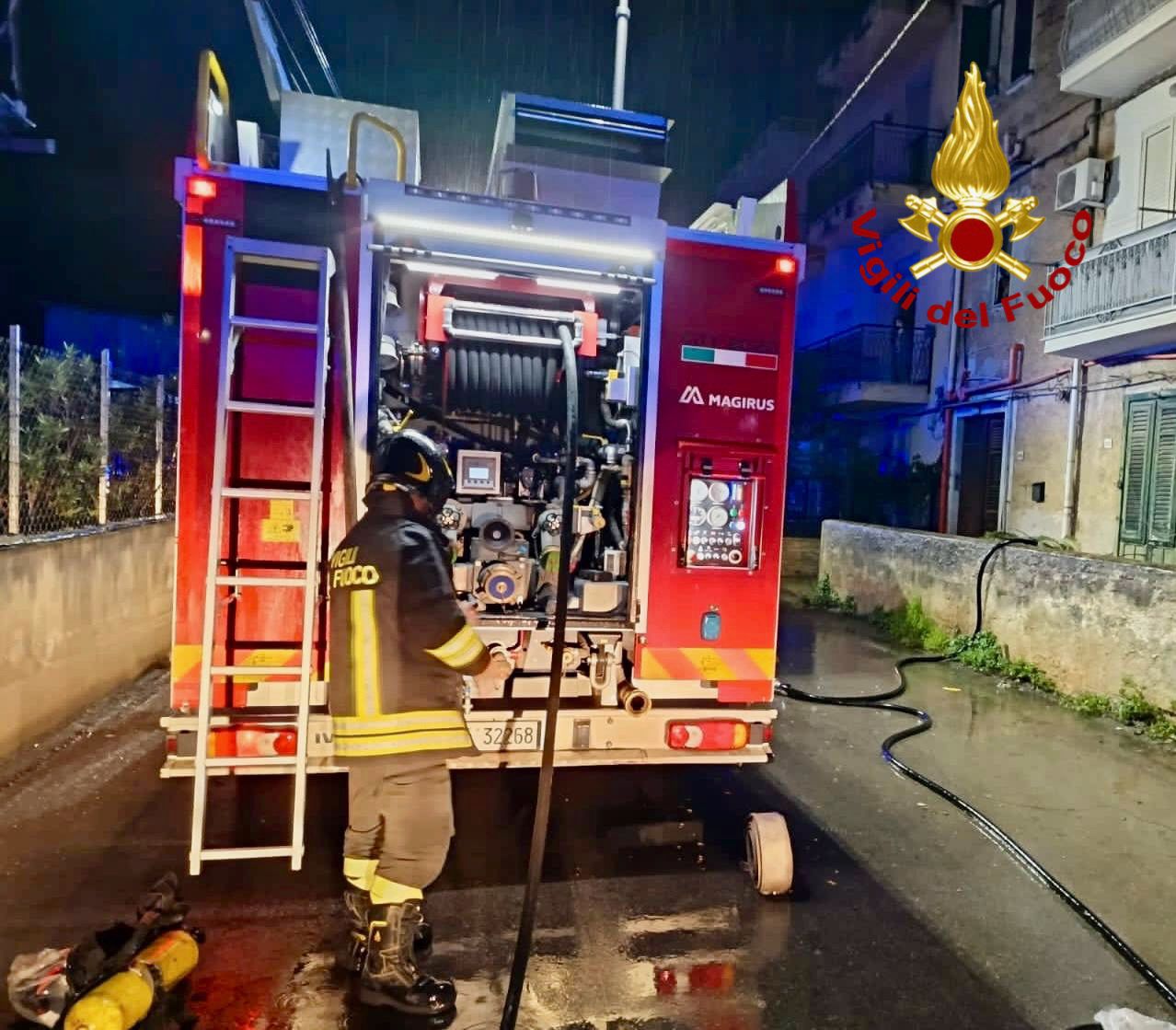 Incendio vicino a Villa Sperlinga a Palermo: morto un cane