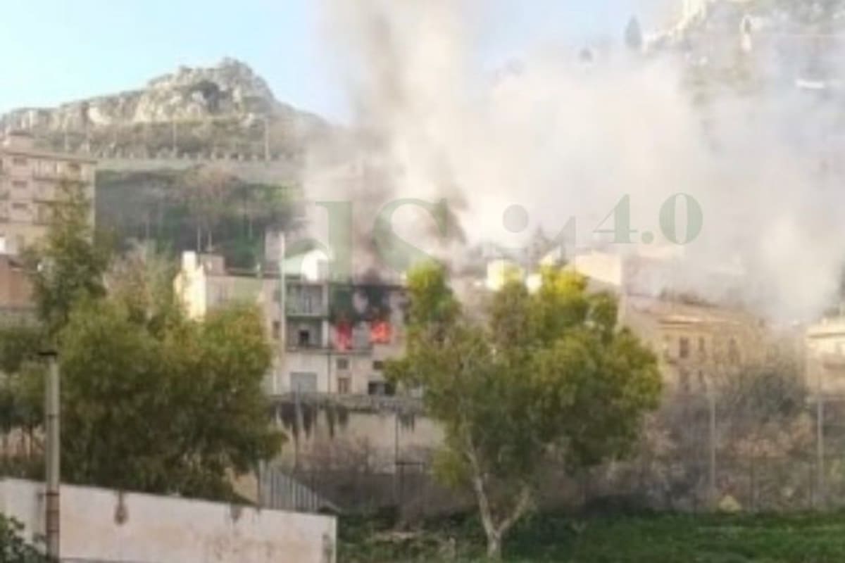 Casa invasa dalle fiamme, incendio mortale in Sicilia: vittima 47enne, tragedia nell’Agrigentino