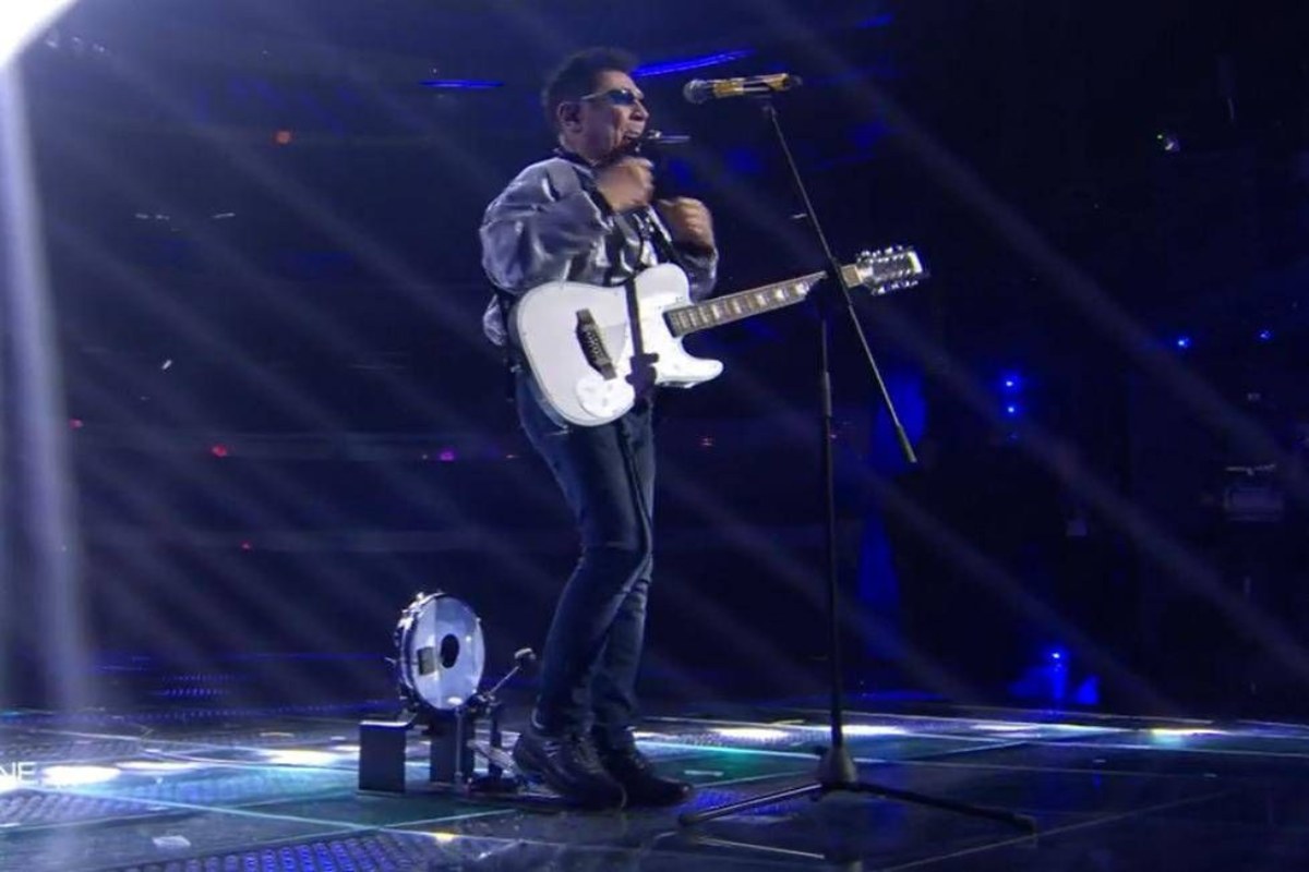 Bennato a Sanremo 2025, quel nastro nero sulle scarpe per evitare un nuovo caso Travolta