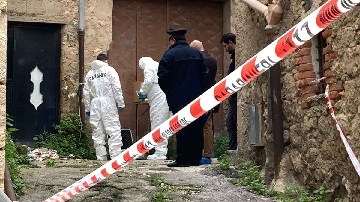 VIDEO e FOTO | Il corpo carbonizzato in una casa abbandonata: chi è la vittima di Favara