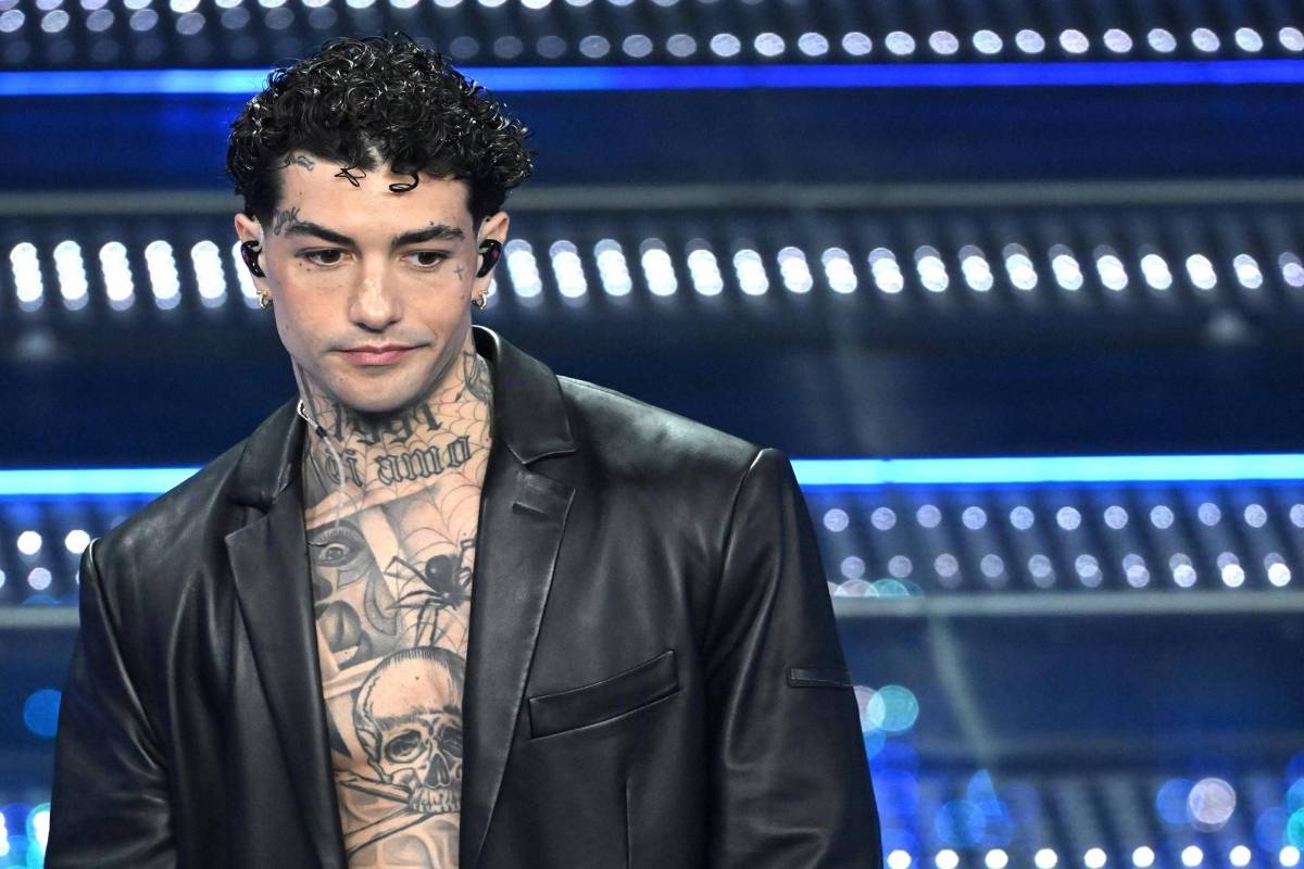 Sanremo, il collana gate e l’avvertimento di Tony Effe a Conti: “Se mi tolgono i gioielli, canti tu”