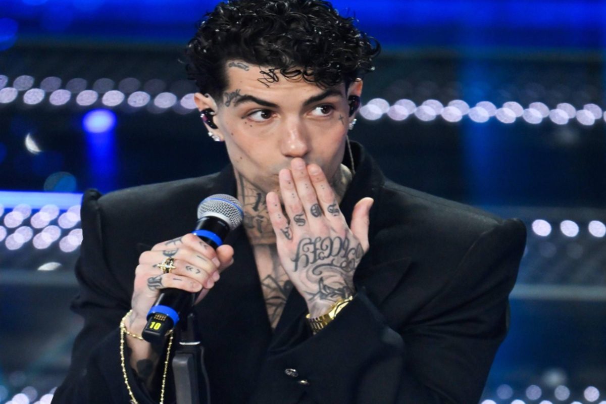 Tony Effe e l’ultima puntata del collana-gate: rosario al collo per la finale di Sanremo 2025