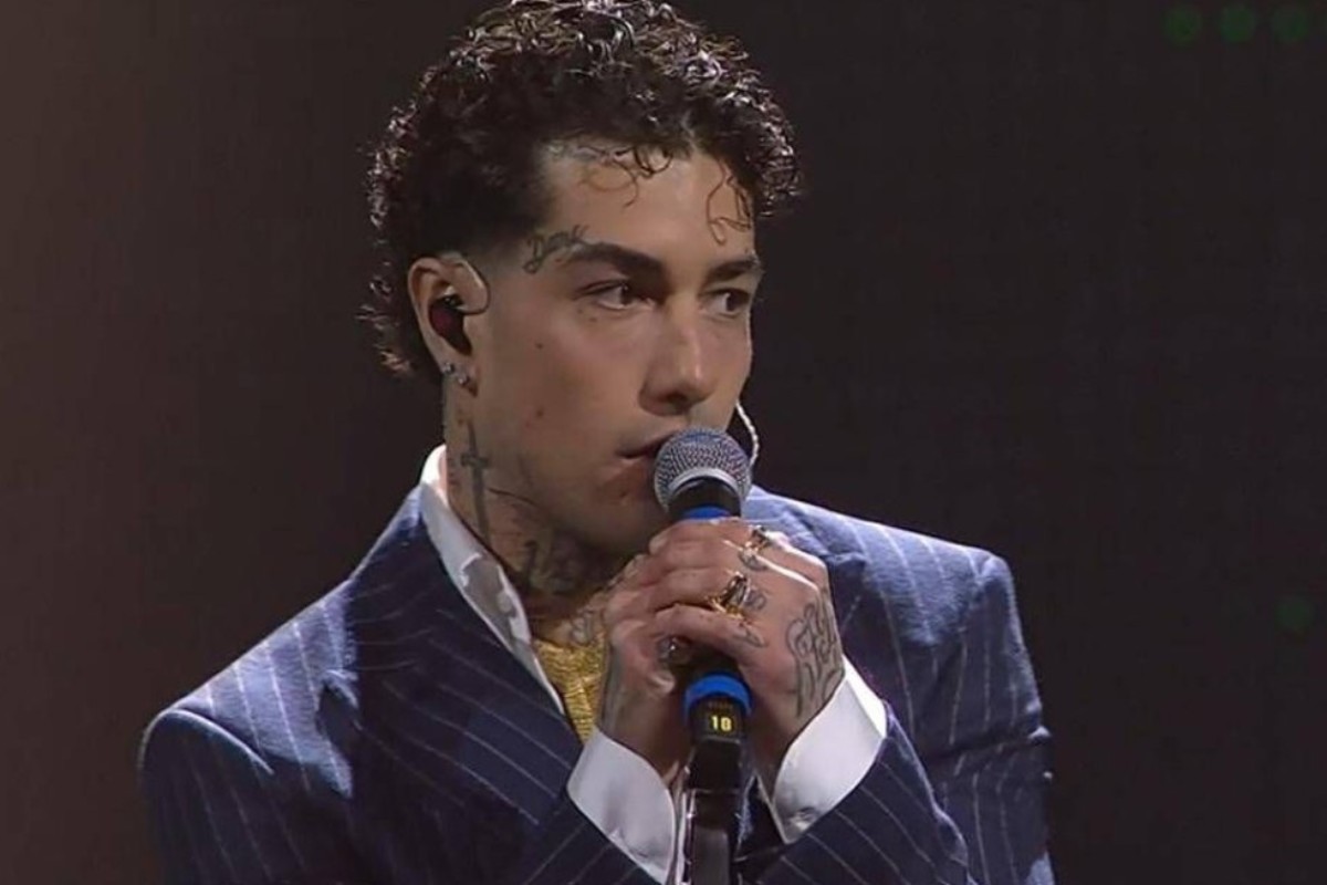 Tony Effe senza collana a Sanremo, l’ironia con Conti: “Ti sei salvato”