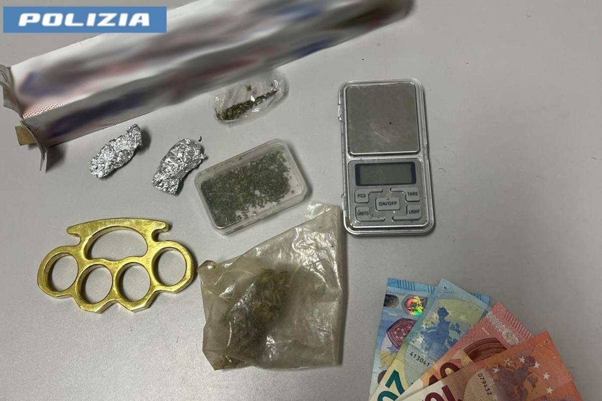 Adrano, in auto con droga e tirapugni: denunciato 20enne