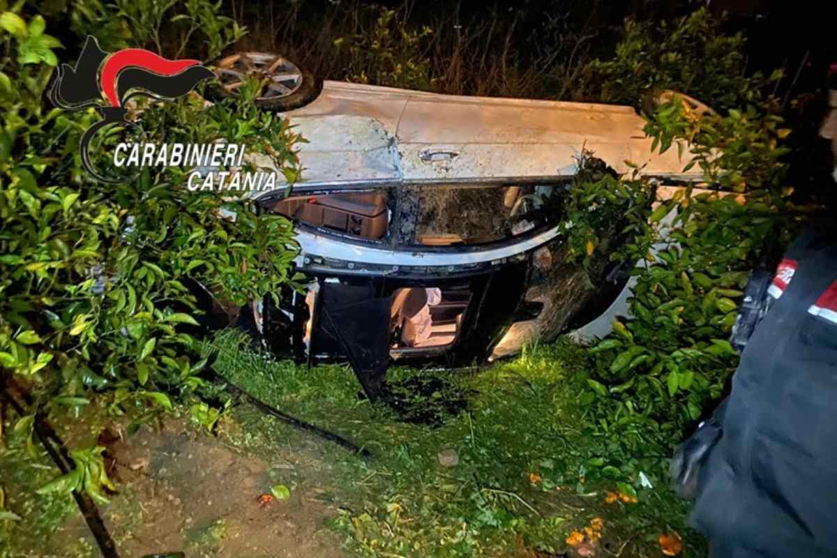 Scordia, i Carabinieri salvano due giovani caduti con l’auto in una scarpata