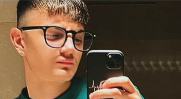 Si schianta con il suo scooter, muore sedicenne: anche il padre scomparso in un incidente Si schianta con il suo scooter, muore sedicenne: anche il padre scomparso in un incidente