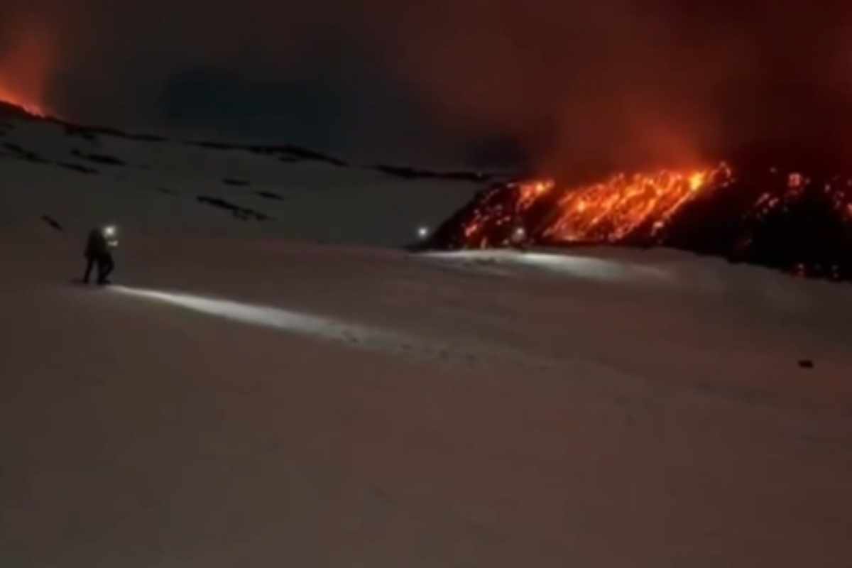Continua l’eruzione sull’Etna, lava a 1850 metri: ecco la situazione e le previsioni dell’Ingv