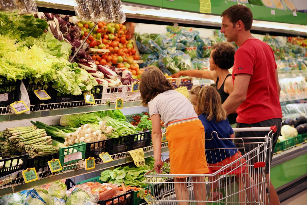 I consumatori mangiano e acquistano meno: il boom dei prezzi frena la spesa