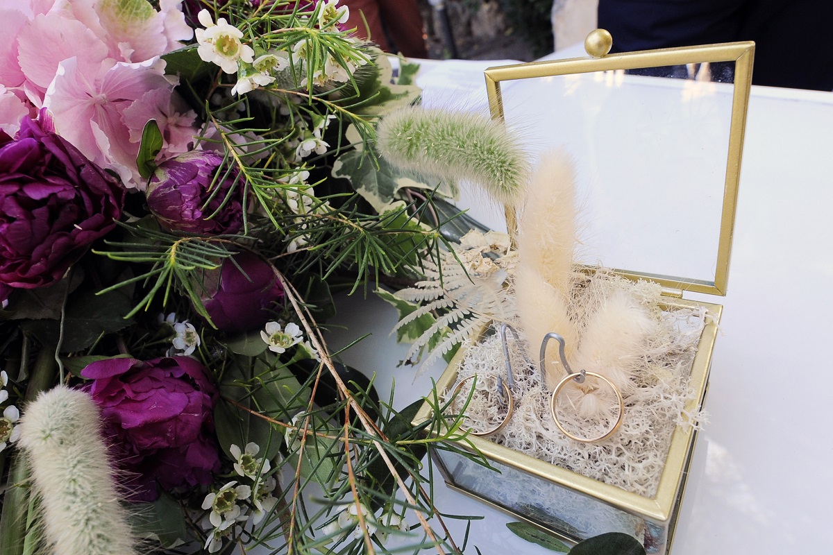 Aggressione omofoba dopo il matrimonio: coppia colpita con calci e pugni, minacciati con un coltello