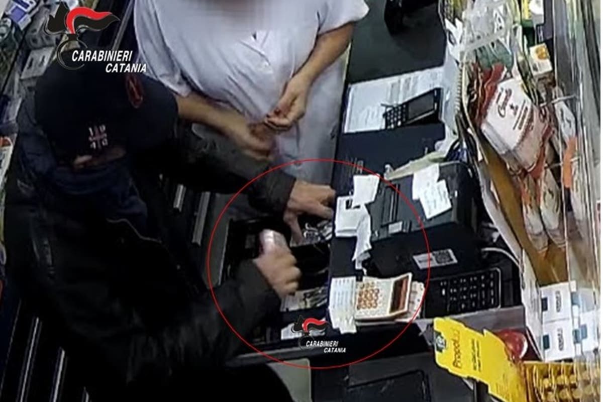 La gomitata alla dipendente e la rapina violenta in parafarmacia, arresto nel Catanese