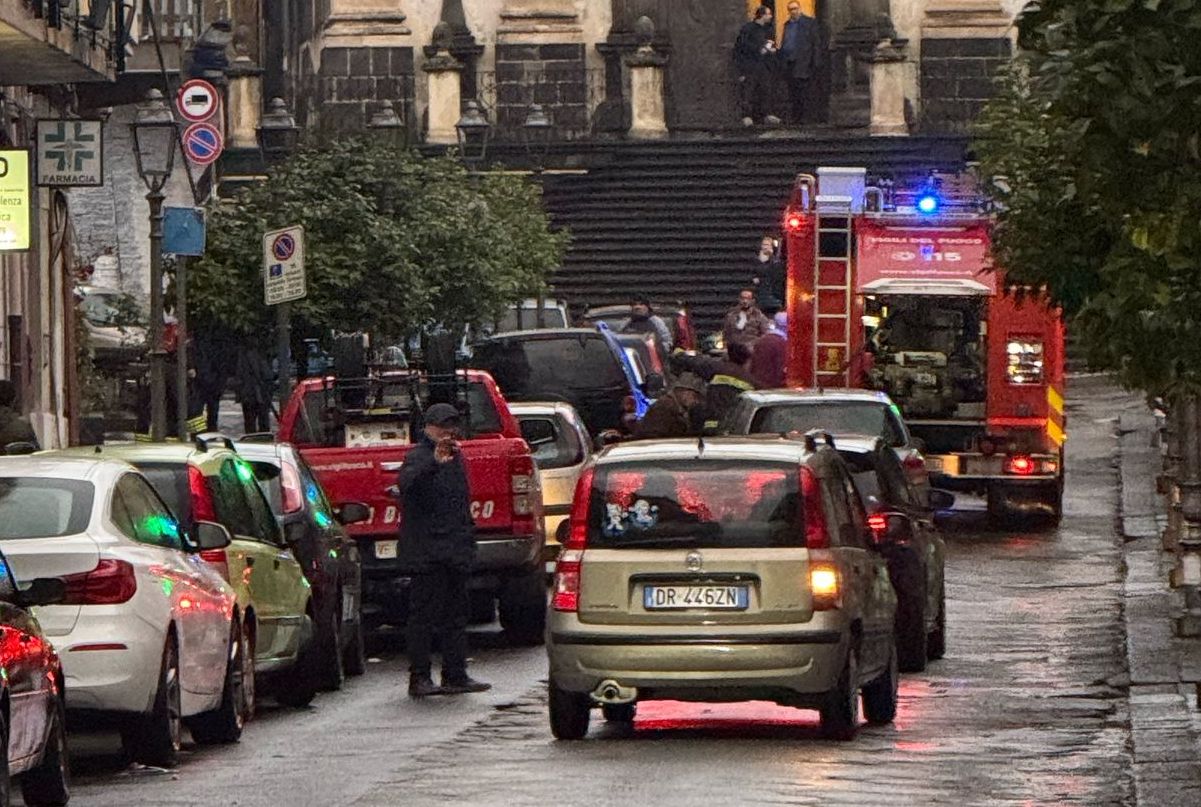 Scoppia un incendio ad Aci Catena, casa in fiamme e paura