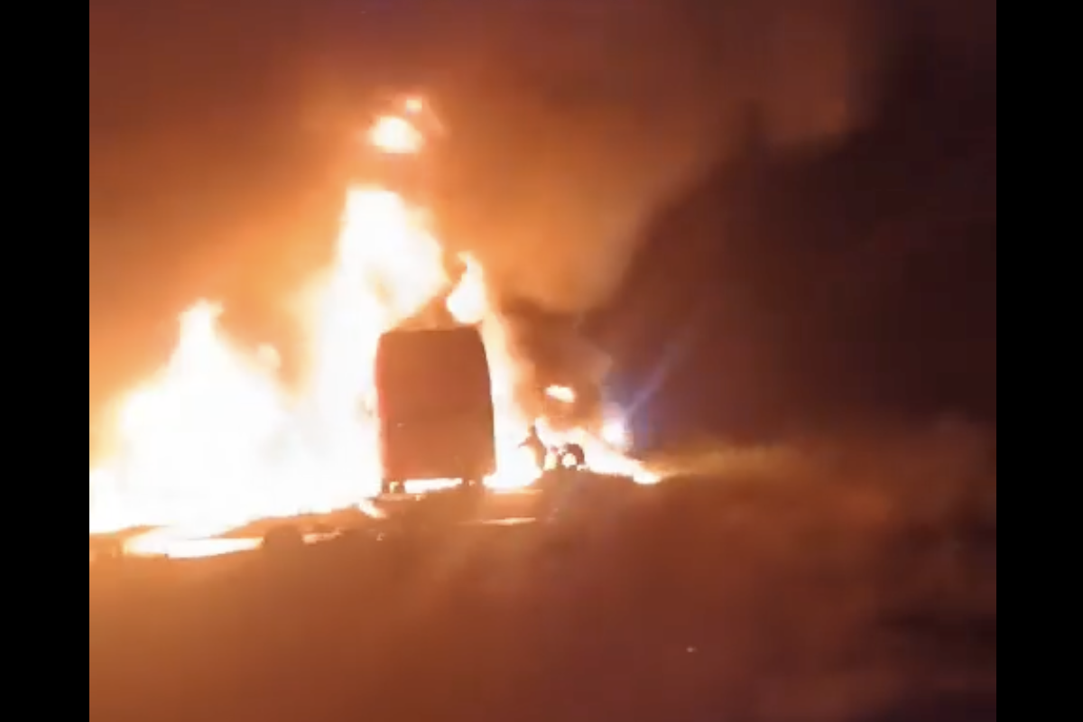 Autobus si schianta contro un rimorchio e prende fuoco: 41 morti, le agghiaccianti immagini