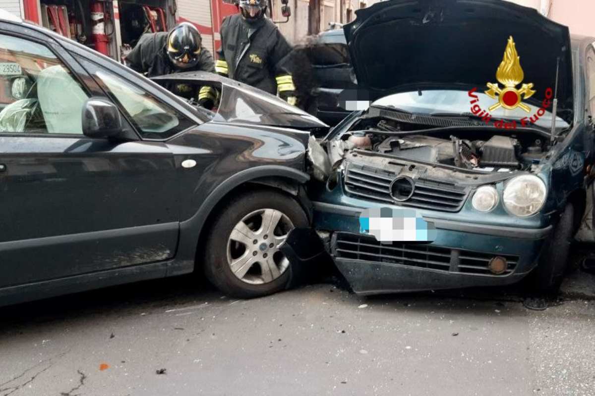 FOTO | Catania, scontro tra due auto in via Ventimiglia: intervengono i soccorsi