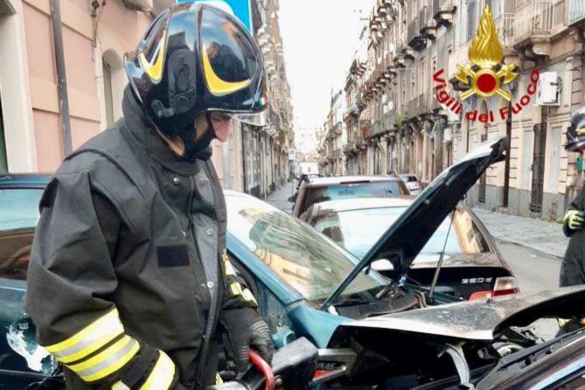 Galleria foto 'FOTO | Catania, scontro tra due auto in via Ventimiglia: intervengono i soccorsi' - foto 1