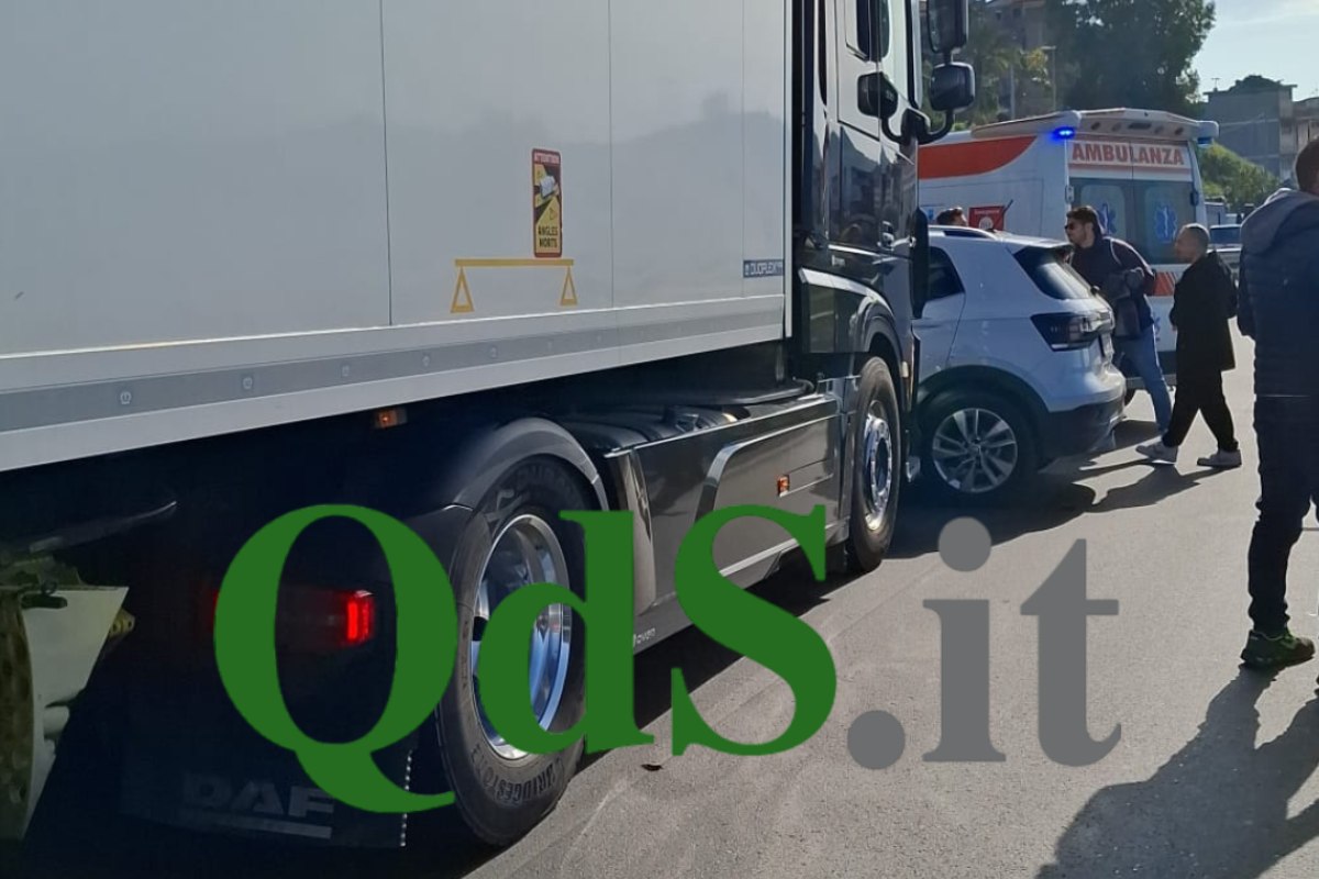 FOTO | Misterbianco, scontro auto-tir sulla SS121: traffico paralizzato