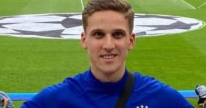 Trovato morto un calciatore nelle acque del porto, l’assurda tragedia