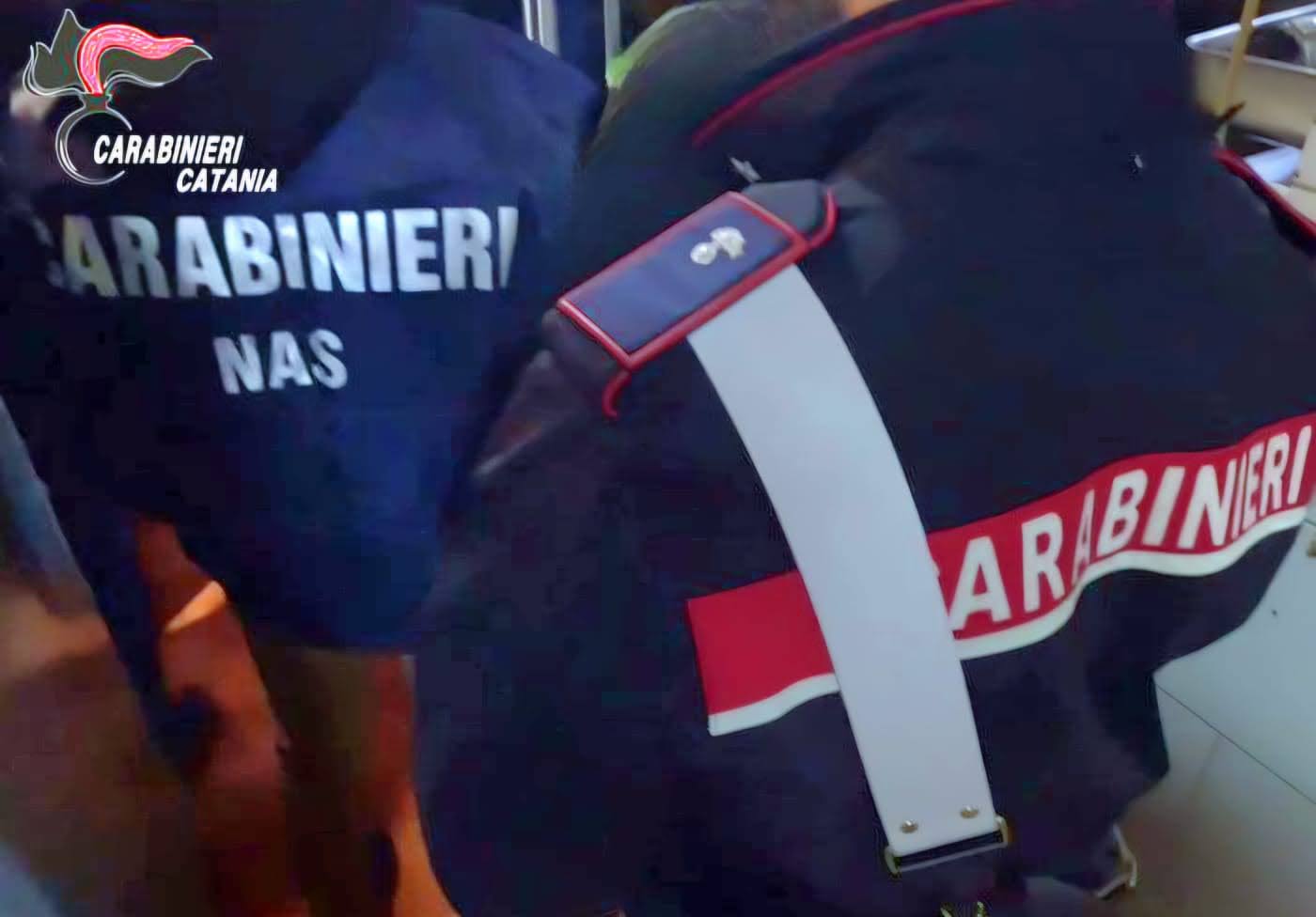 Cicche di sigarette e insetti vivi su pavimento e pareti: chiusa attività nel Catanese