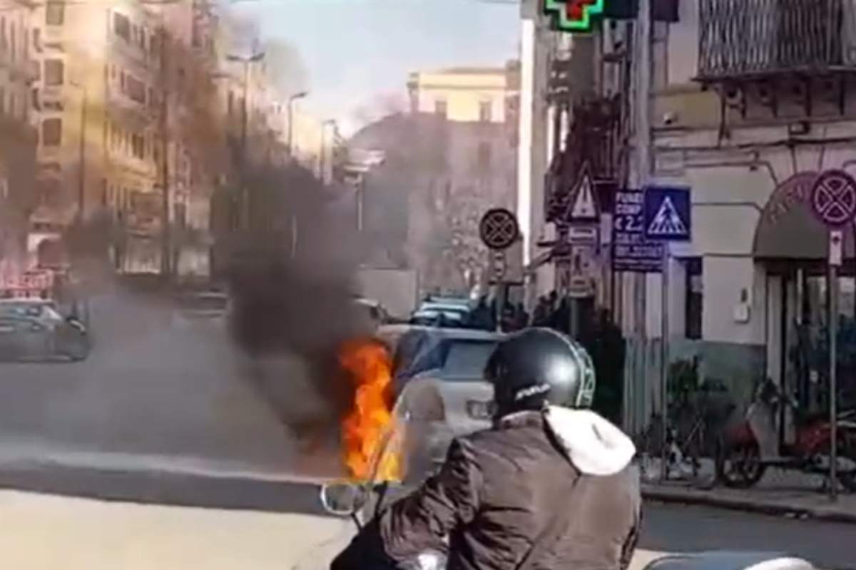 Palermo, auto prende fuoco vicino al Tribunale: traffico in tilt