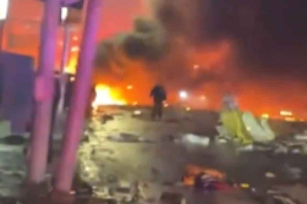 VIDEO | USA, nuovo disastro aereo. Velivolo precipita su Philadelphia: “Nessun sopravvissuto”