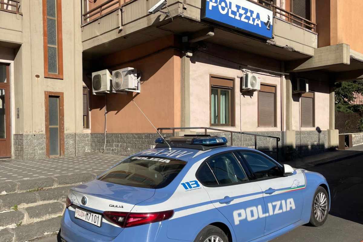 Adrano, bruciano mobili e materasso in strada: denunciati due ragazzi