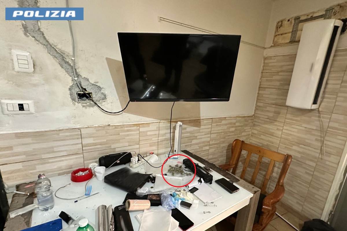 Gettano droga nel water ma dimenticano involucri di marijuana: due spacciatori arrestati a Catania