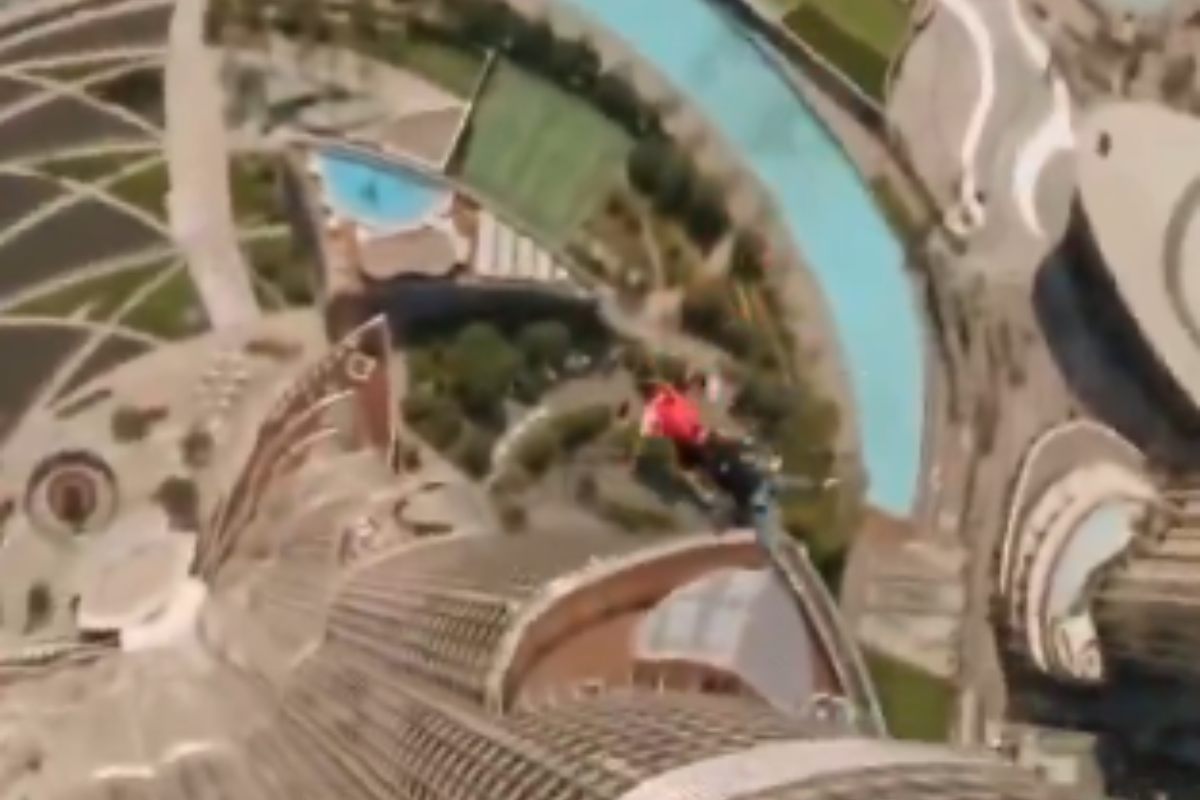 VIDEO | Il principe ereditario di Dubai si lancia dal grattacielo più alto del mondo