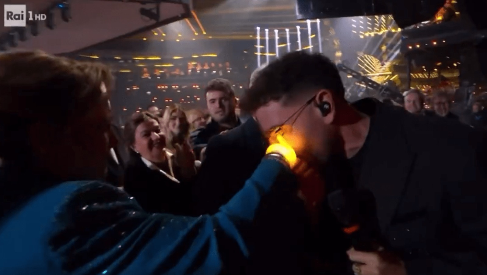 Sanremo 2025, Rocco Hunt canta per la mamma e commuove l’Ariston