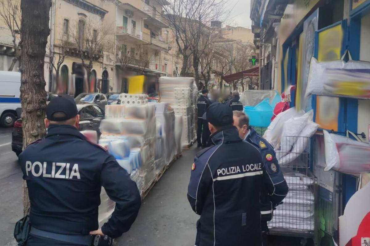 Catania, pubblicizzano la vendita di articoli per la casa in strada: sanzioni per 4 commercianti per occupazione di suolo pubblico
