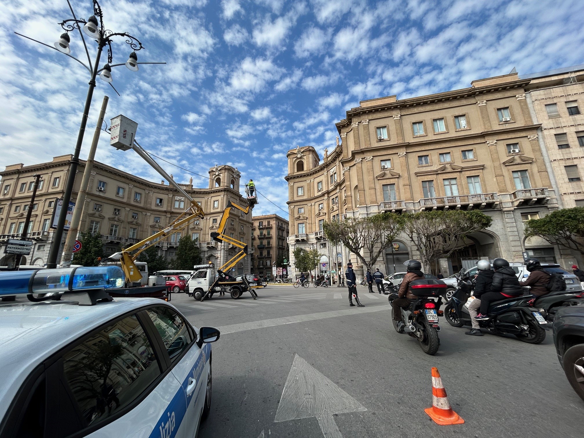Semaforo di piazza Giulio Cesare, dopo la paura sostituita la lanterna