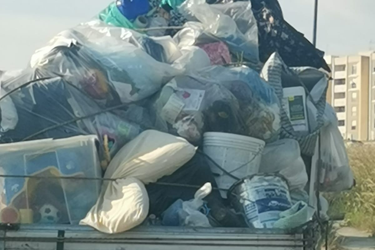 Catania, sequestri di mezzi e denunce per conferimento illecito rifiuti